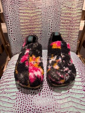 Cozy Women's Slip-On Fuzzy Shoes in Black Multi